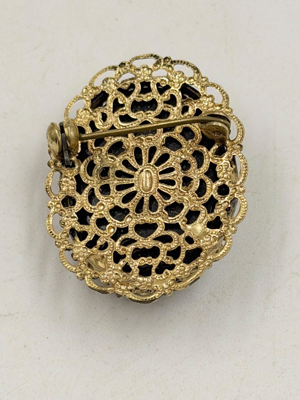 Cameo brooch with size ruler measurement
