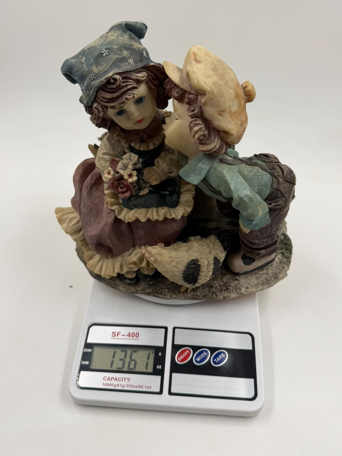 Vintage Victorian resin couple figurine with ruler showing 22cm width