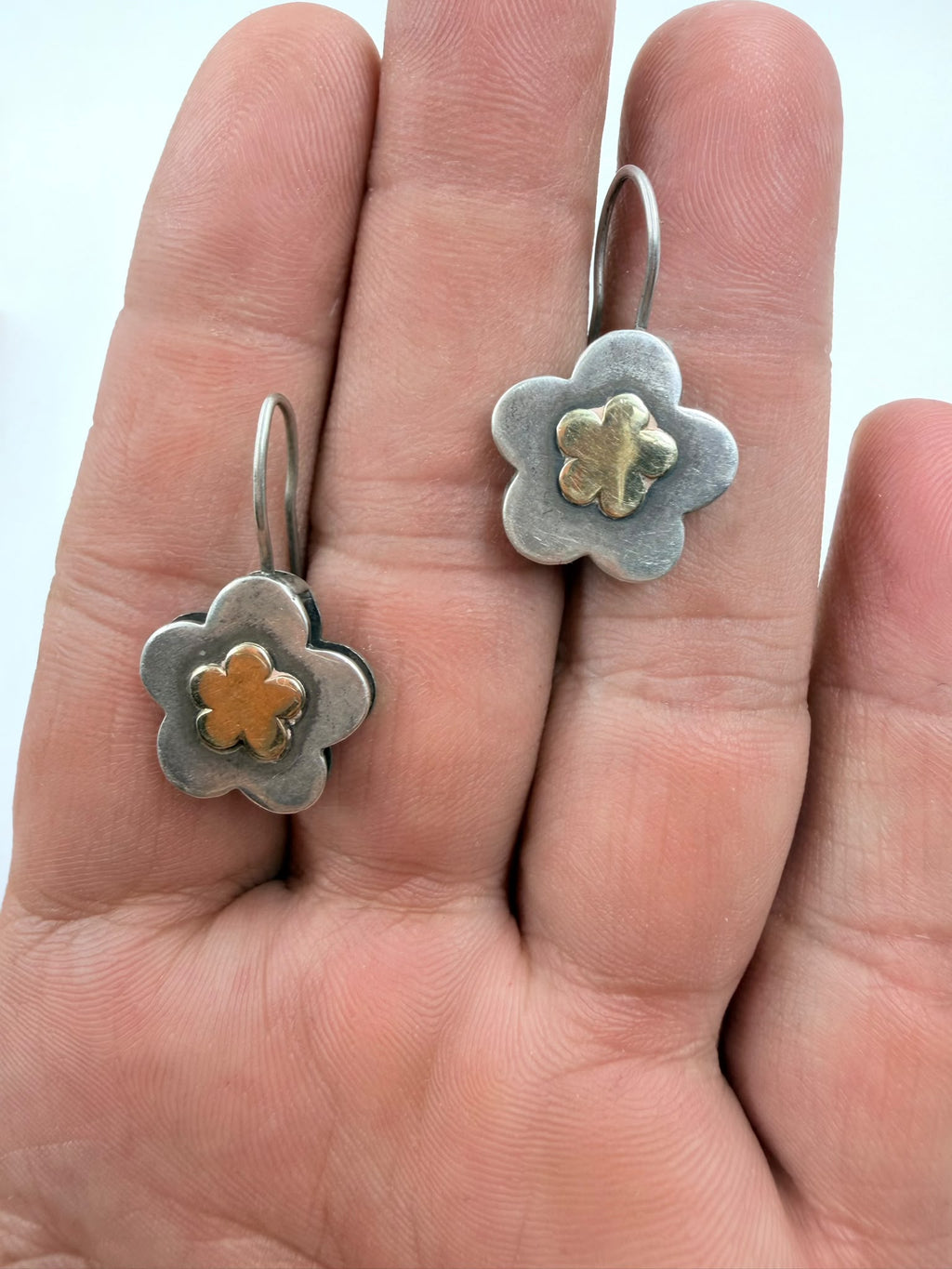 925 silver flower earrings DIANE detail close-up showing oxidized silver and gold-plated center contrast