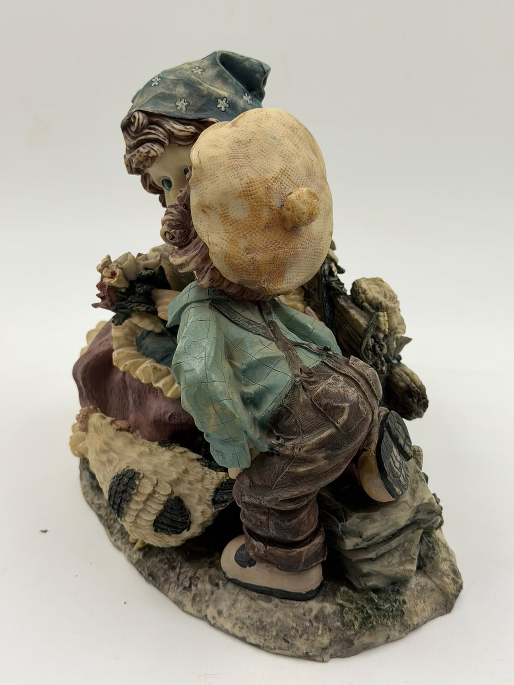 Vintage Victorian resin couple figurine weight 1361g on scale