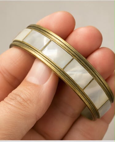 Vintage brass mother of pearl bangle bracelet dimensions and weight infographic 32g 6.5cm