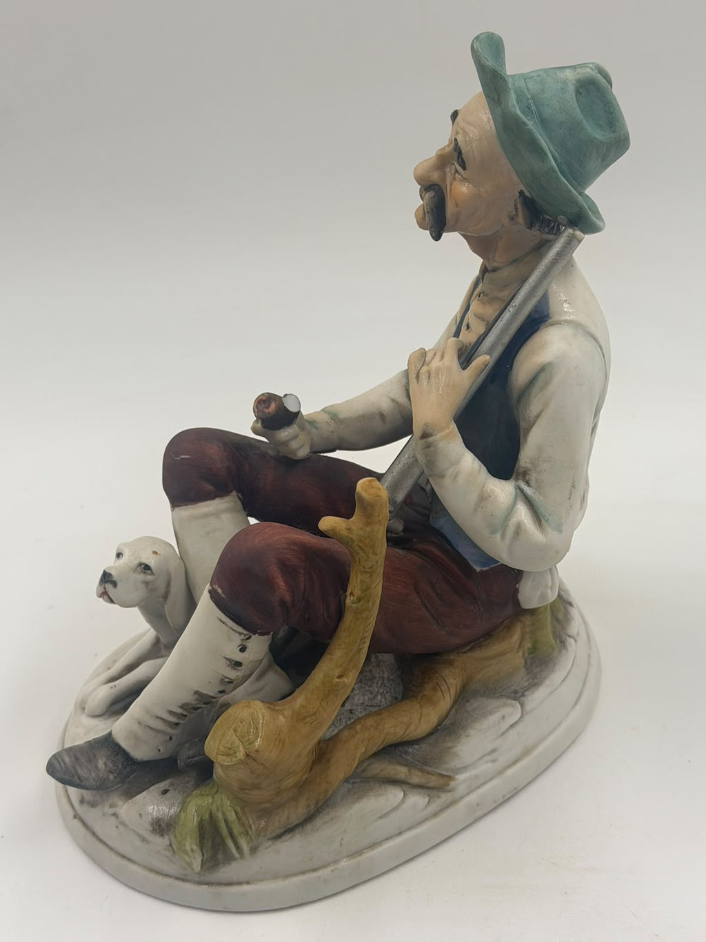 Vintage Capodimonte flute player figurine weight 695g on scale